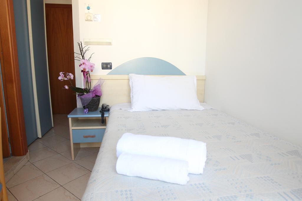 Hotel Giorg - Waterpark Included Rimini Exterior foto